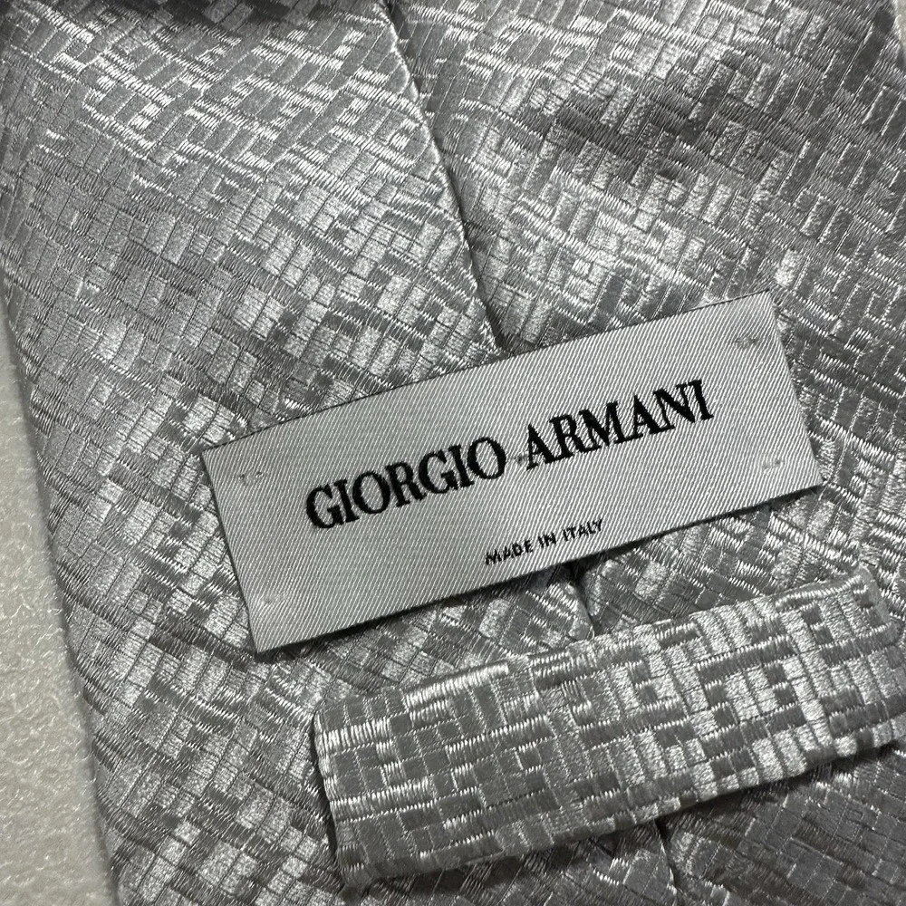 Giorgio Armani Men's 100% Silk Tie Silver Geometric Pattern 58
